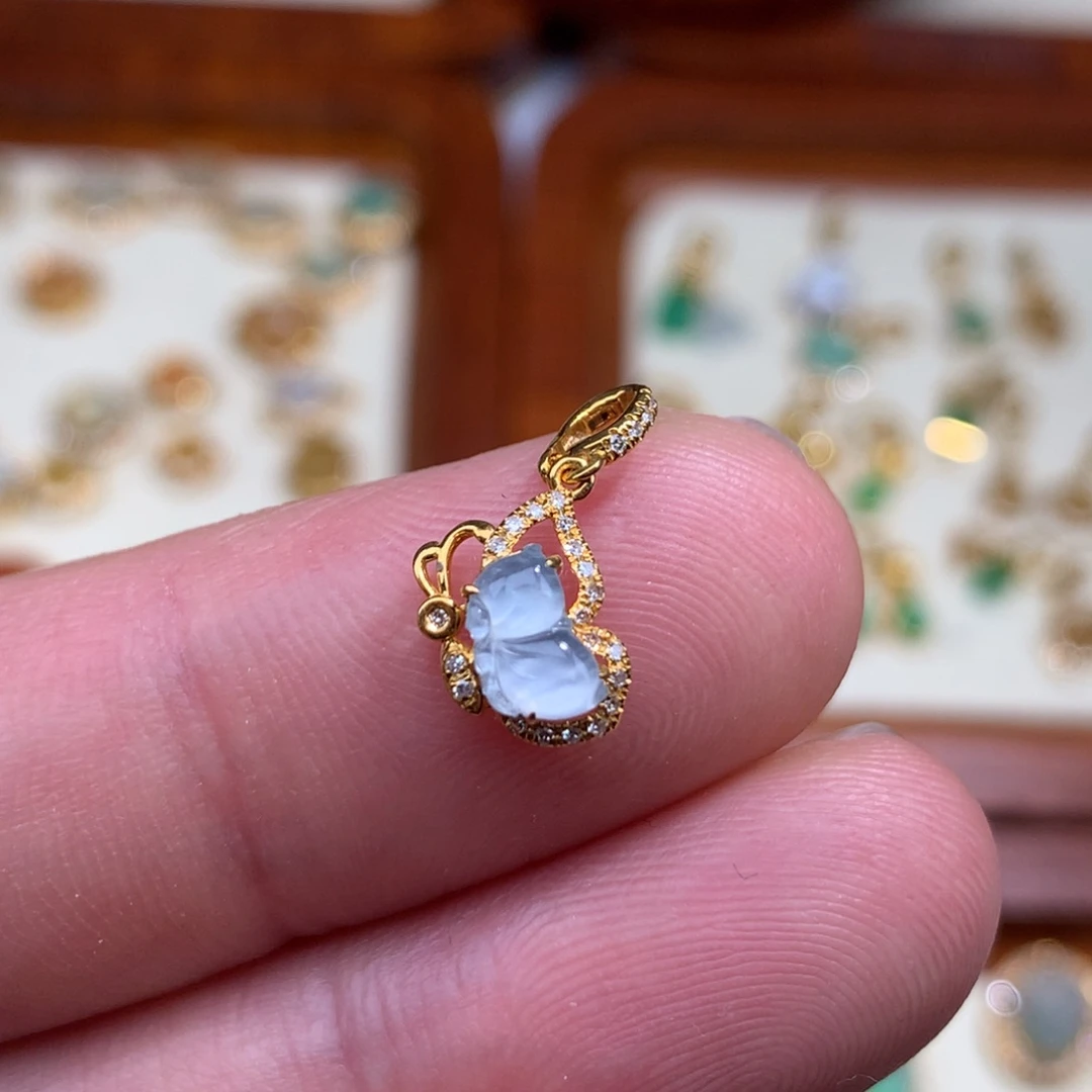 翡翠18K金镶嵌颈饰蝴蝶仙子