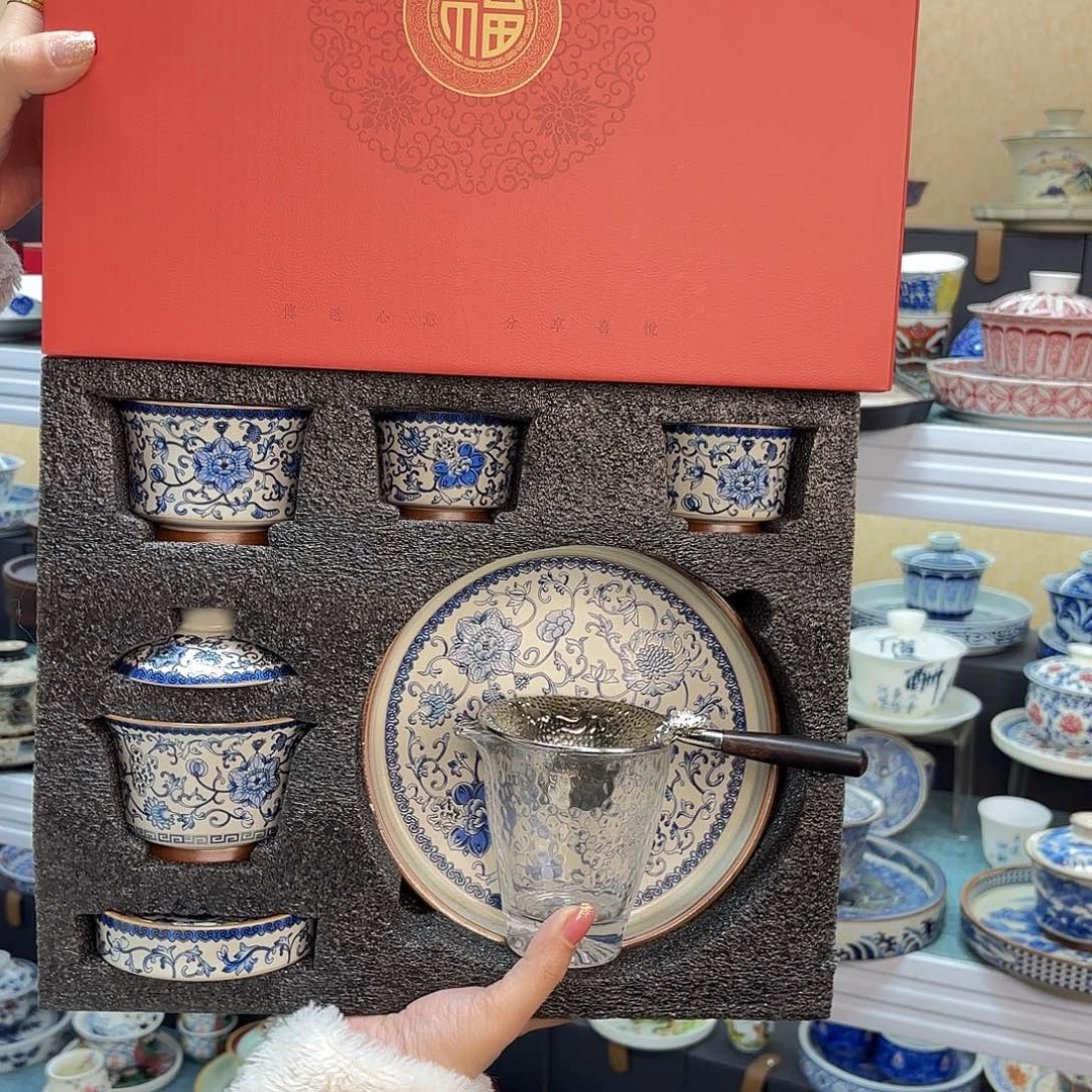 盖碗里的水放在碗中