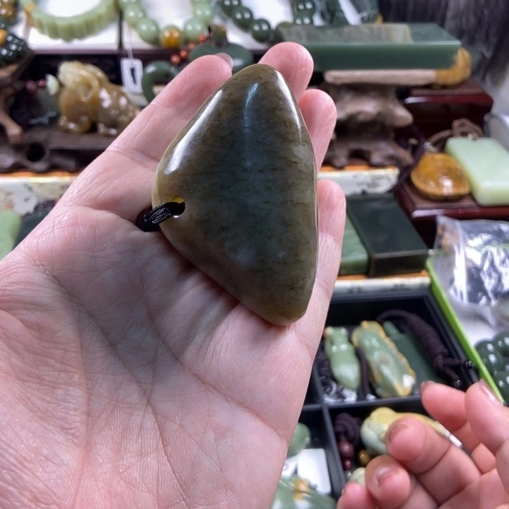 未镶嵌透闪石质玉把件
