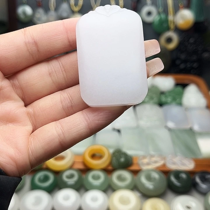 石英质玉（金丝玉）未镶嵌颈饰