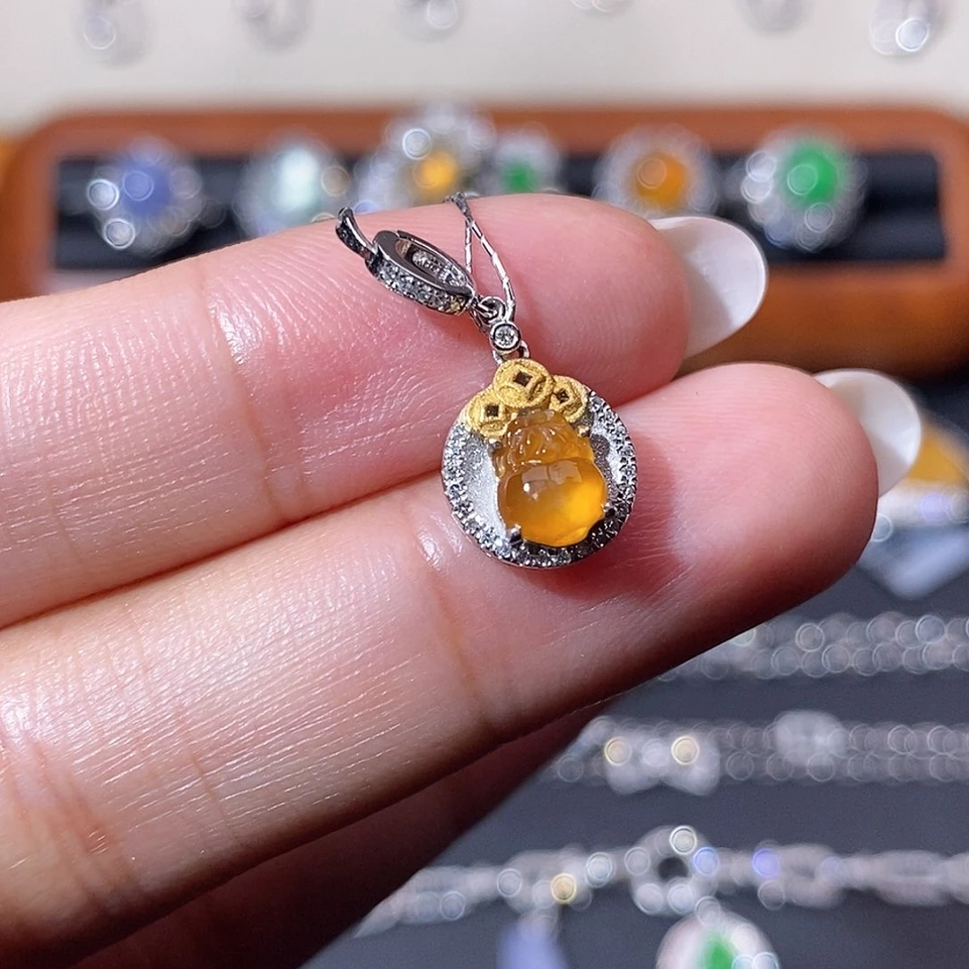 翡翠18K金镶嵌颈饰滴溜