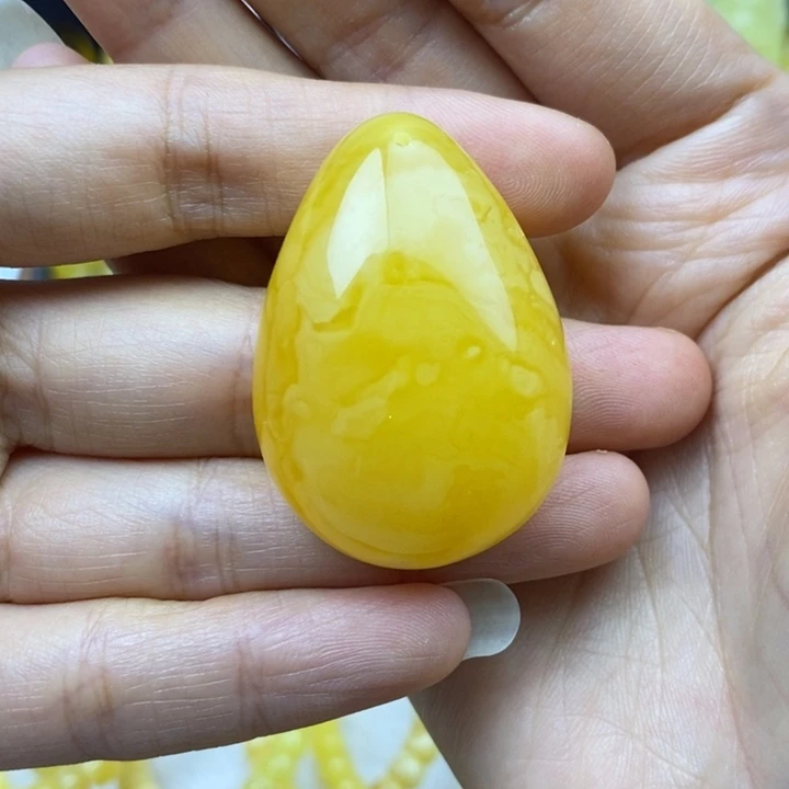巧***巧裸石蜜蜡未镶嵌瑕疵，背面有坑