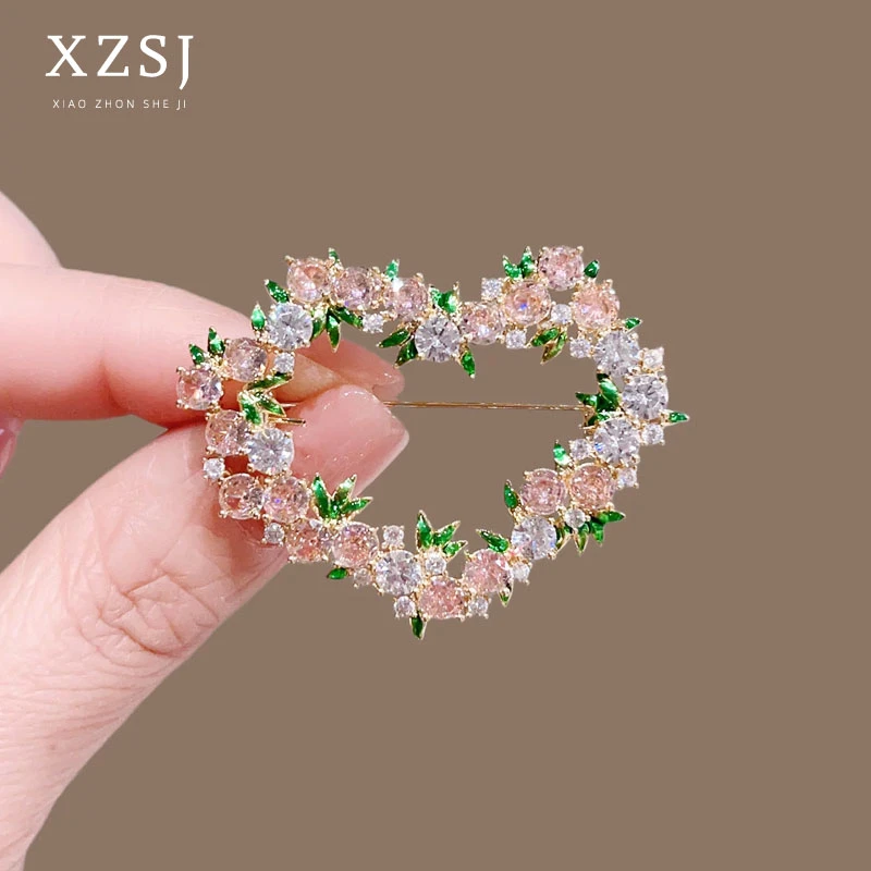 铜珐琅胸针 玫瑰庄园 精致粉色锆石爱心别针女设计感小众胸花配饰