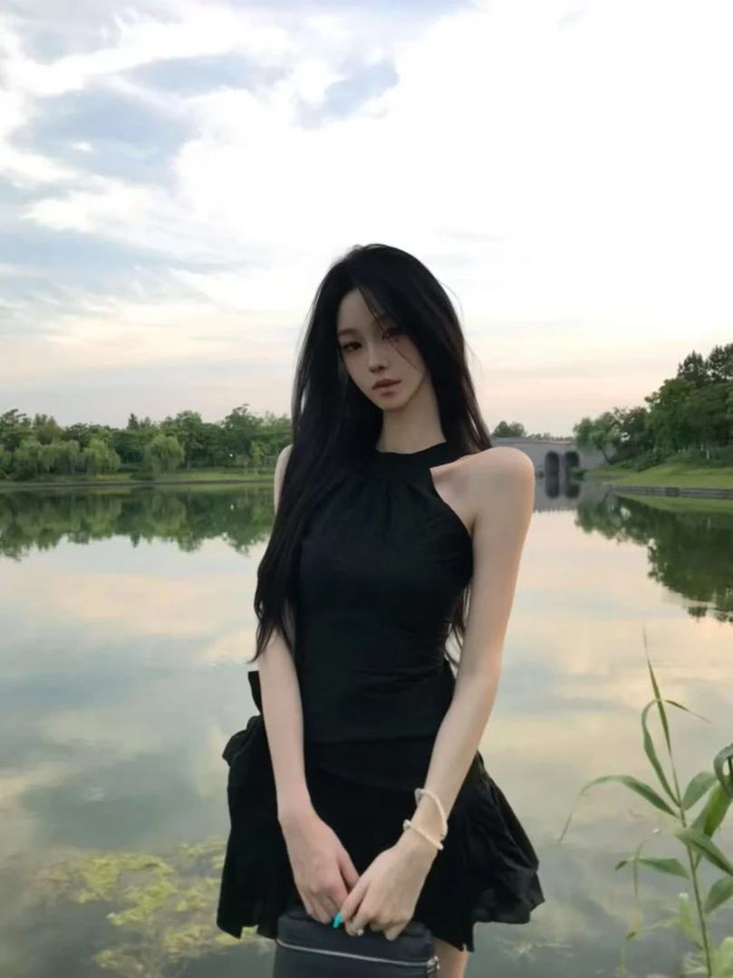 设计感小众蝴蝶结黑色挂脖连衣裙女夏季新款收腰显瘦无袖a字短裙