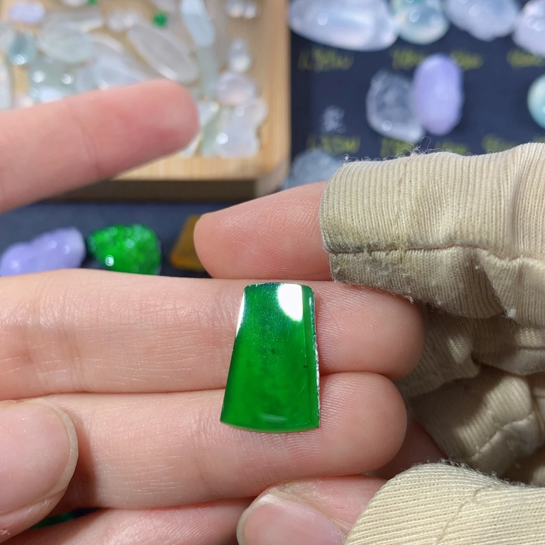 翡翠颈饰未镶嵌无事牌