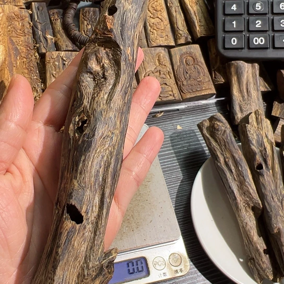 沉香手把件豆*绿奇楠手把件40克