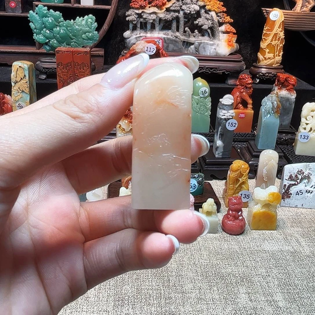寿山石印石红芙蓉薄意山水