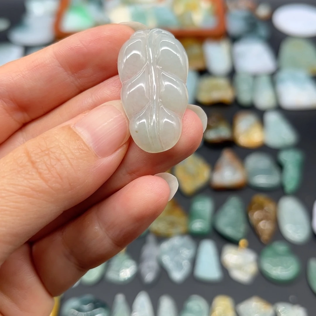 翡翠未镶嵌颈饰叶子