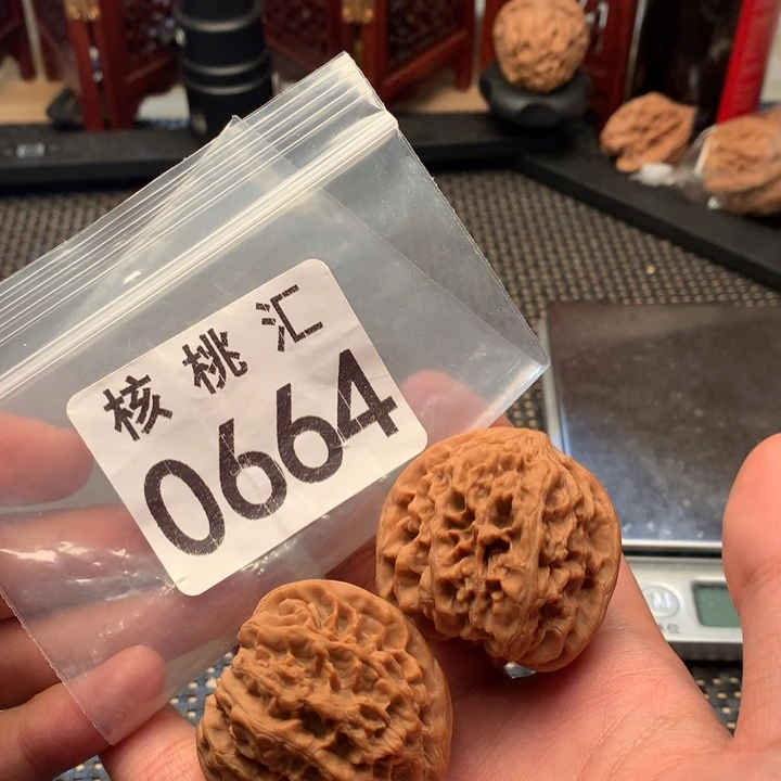 文玩核桃吊坠野牛