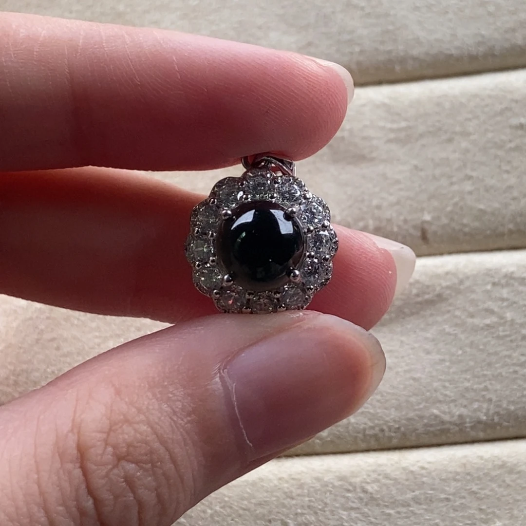 翡翠18K金镶嵌颈饰吊坠