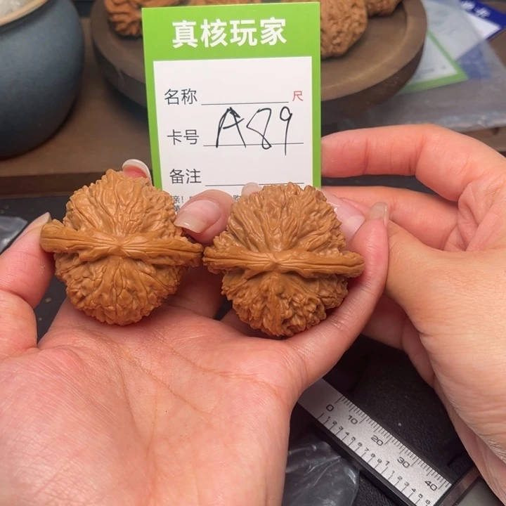 文玩核桃吊坠白狮子