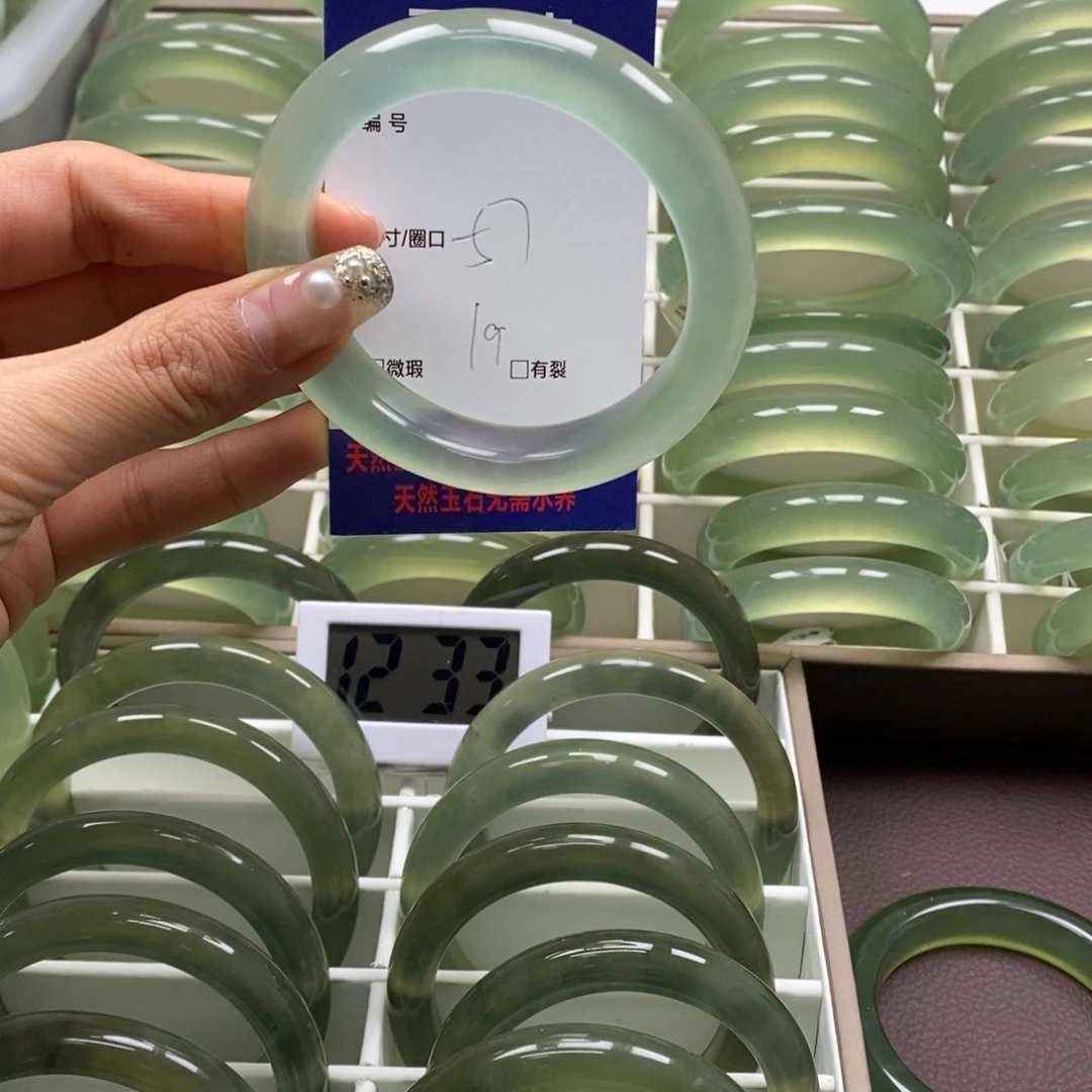 蛇纹石玉手镯未镶嵌小**?