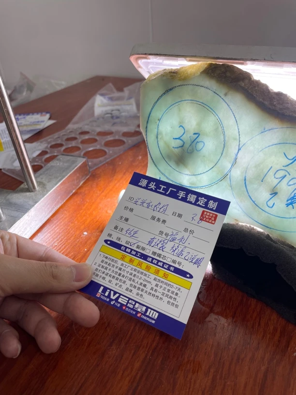 天然缅甸翡翠a货手镯56正圈有纹裂放漏