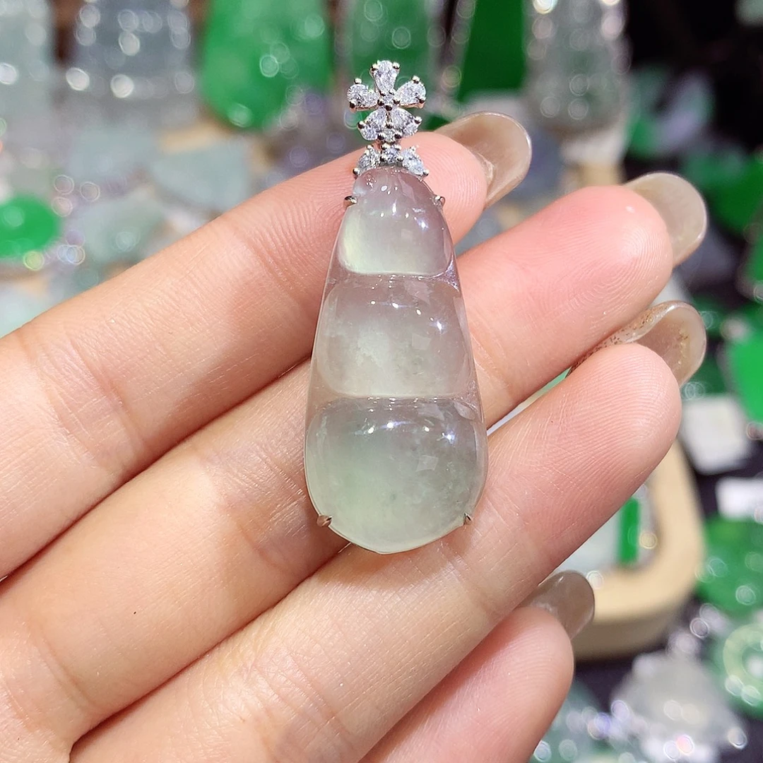 翡翠18K金镶嵌颈饰豆