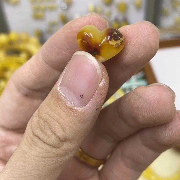 蜜蜡未镶嵌裸石吊坠