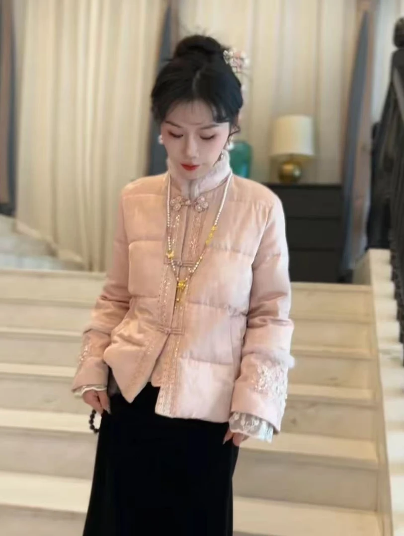 2025新中式国风高端重工刺绣亮片袖白鸭羽绒服毛毛立领女气质百搭