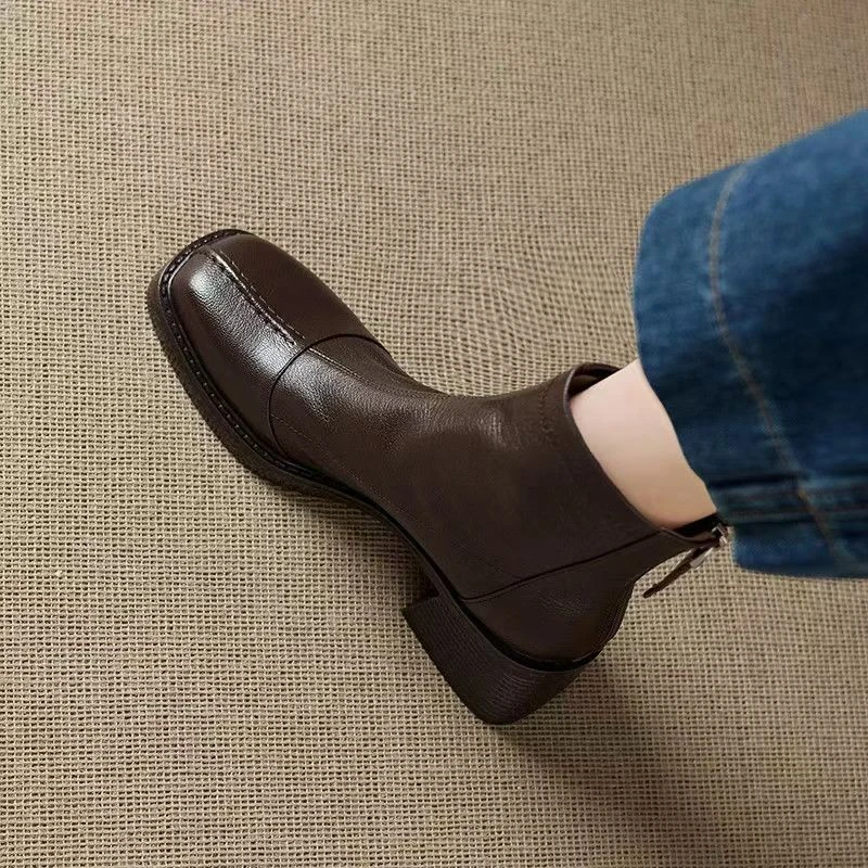 秋冬新款韩版方头粗跟短靴女真皮后拉链英伦风百搭马丁靴瘦瘦靴