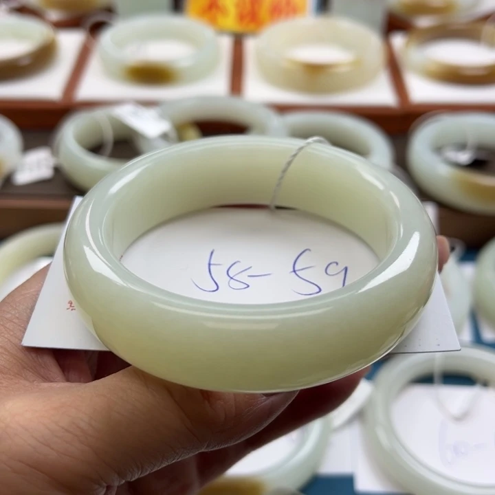 和田玉手镯未镶嵌