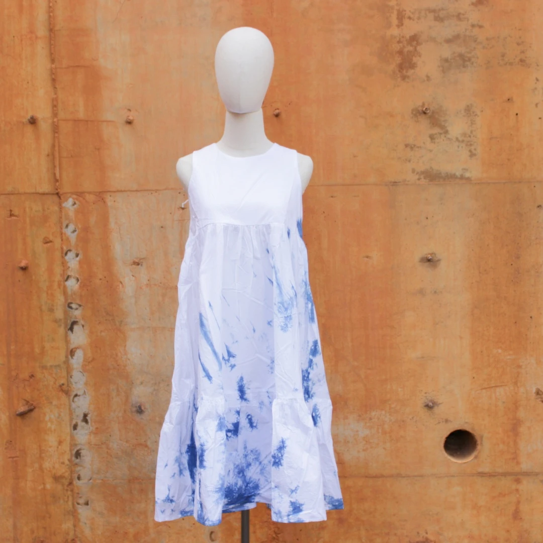 云南大理扎染连衣裙蓝天白云公主百搭春夏宽松无袖短款出片度假