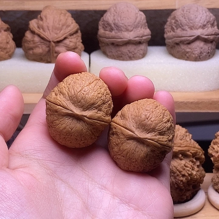 桃核把件18蛇皮球