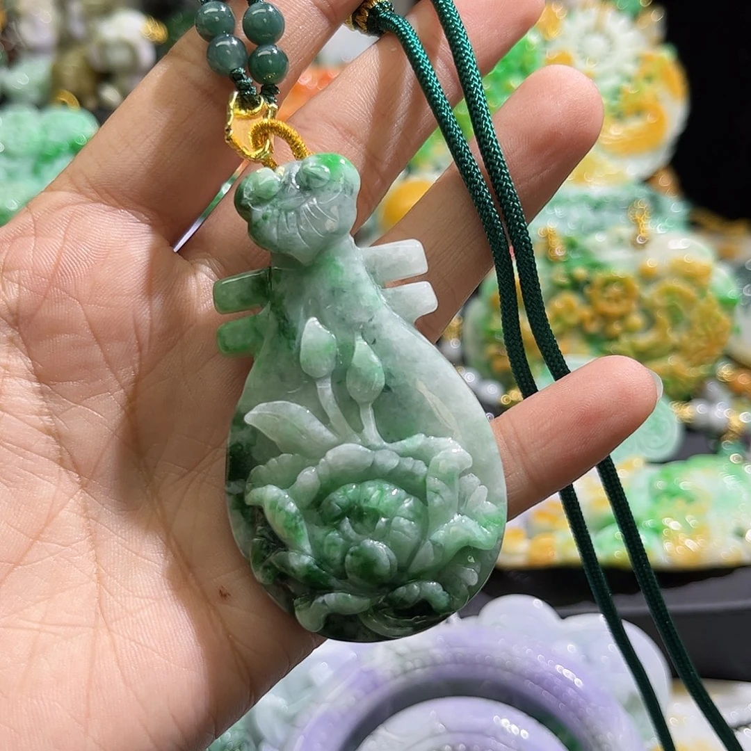 翡翠未镶嵌颈饰待编织