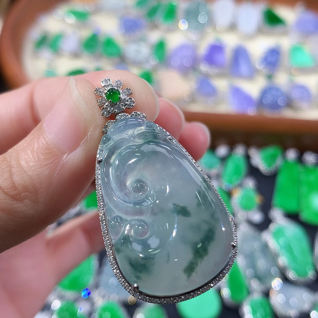 翡翠18K金镶嵌颈饰