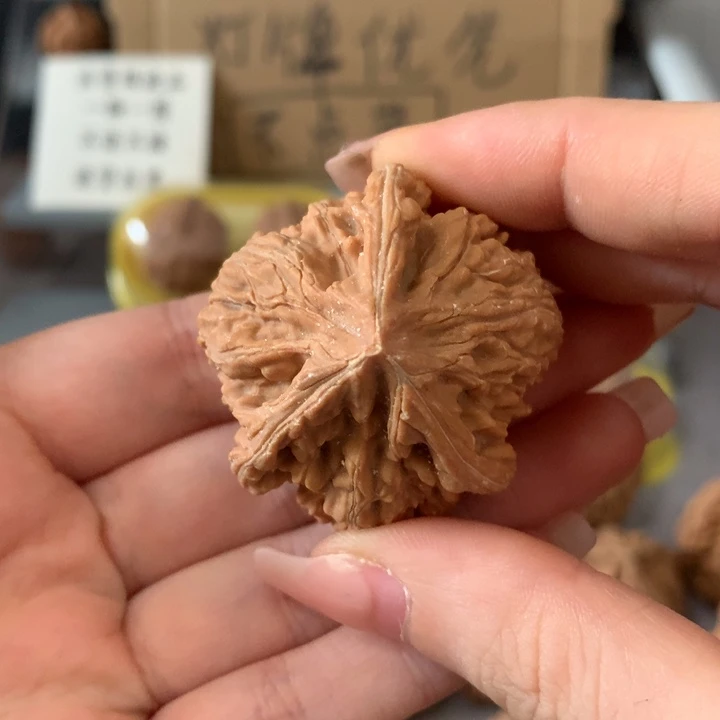 曼***制文玩核桃吊坠异形单只，有瑕疵