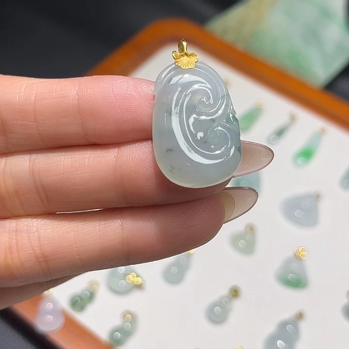 翡翠18K金镶嵌颈饰