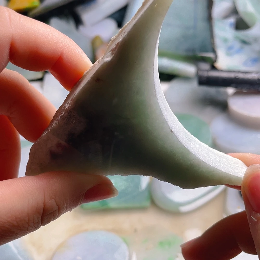 颈饰未镶嵌翡翠。