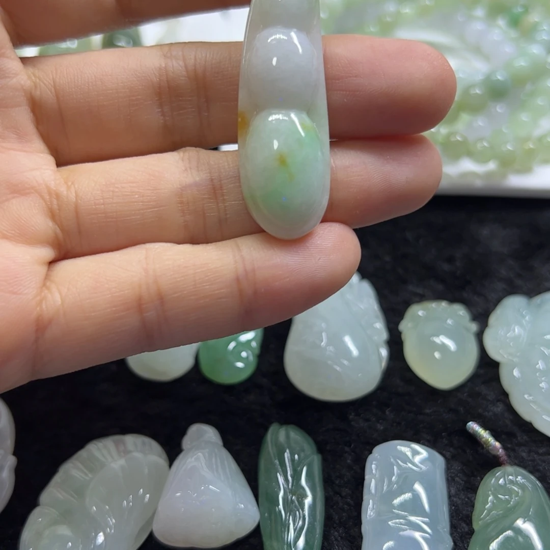 翡翠未镶嵌颈饰翡翠三彩饱满豆子吊坠