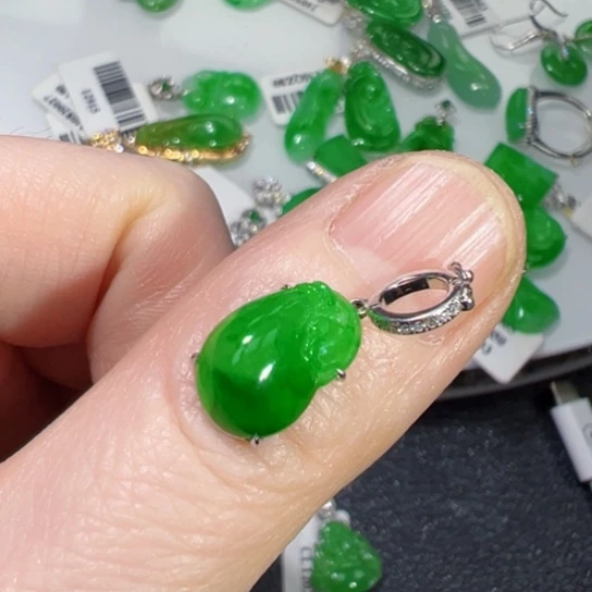 颈饰18K金镶嵌翡翠