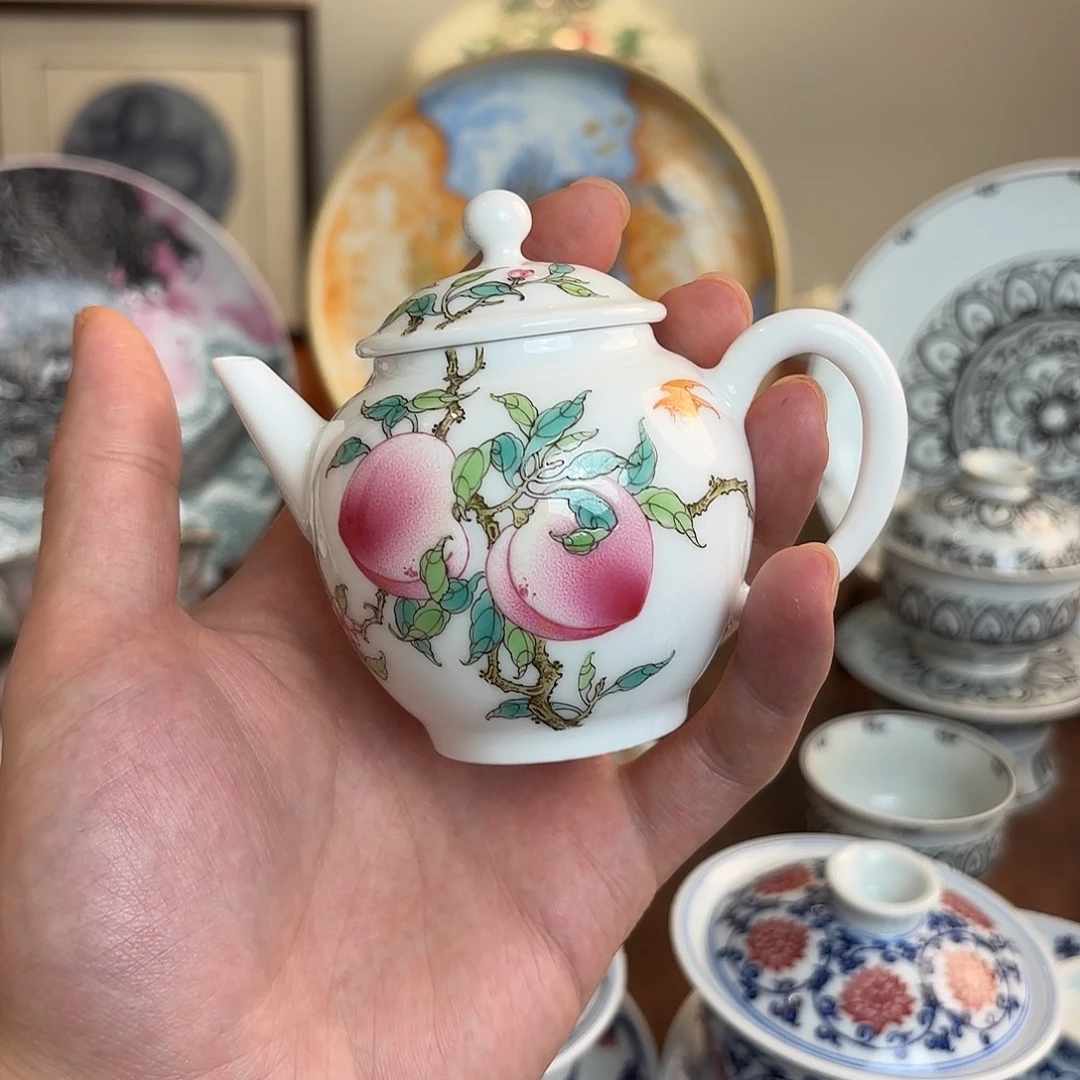 粉彩三桃灯笼壶手绘