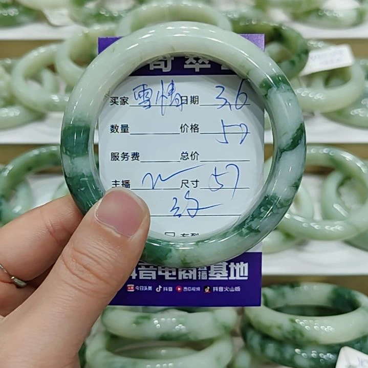 透闪石-蛇纹石玉手镯未镶嵌雪*