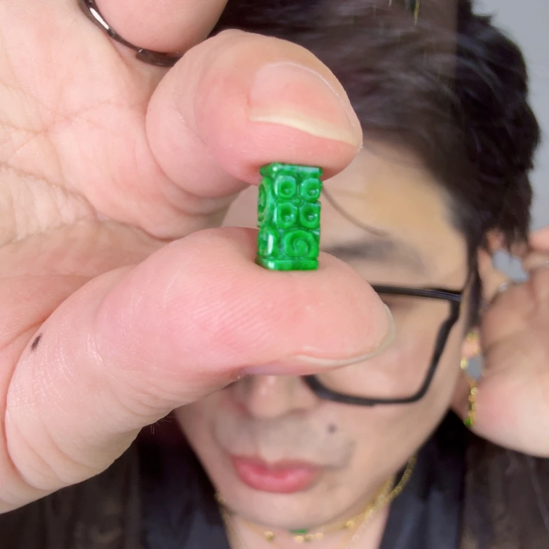 颈饰未镶嵌翡翠一件