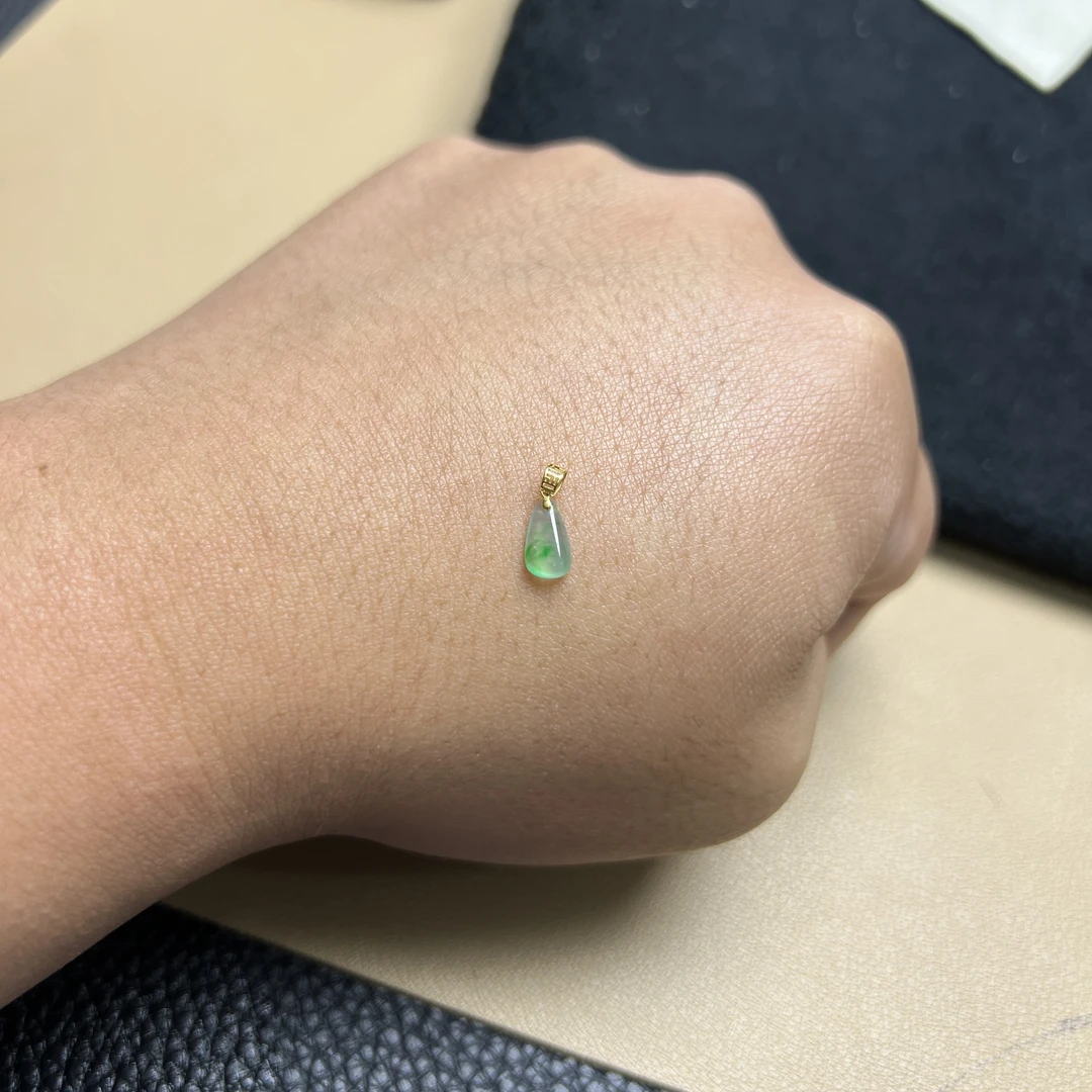 翡翠水滴吊坠高冰种飘阳绿水头好18K金滴水成财好运女士轻奢