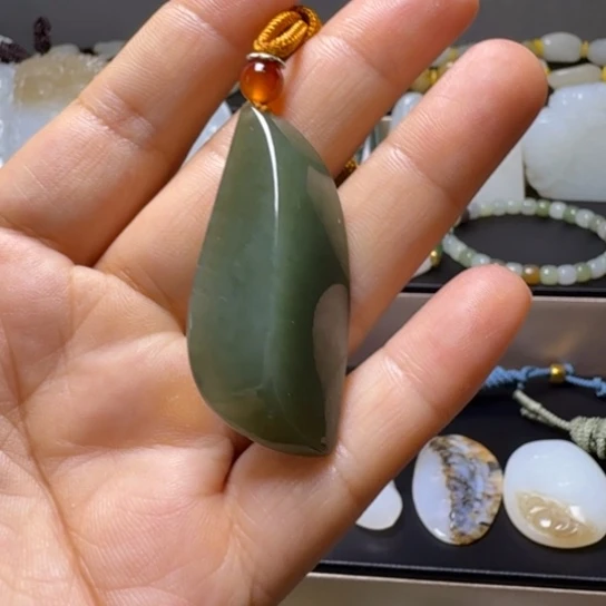 颈饰未镶嵌和田玉（白玉）