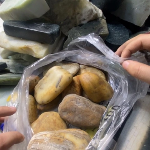 透闪石质玉未镶嵌珠宝半成品低**人