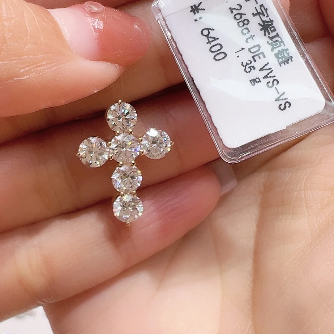 18K金镶嵌实验室培育钻石吊坠2.268ct K黄十字架吊坠