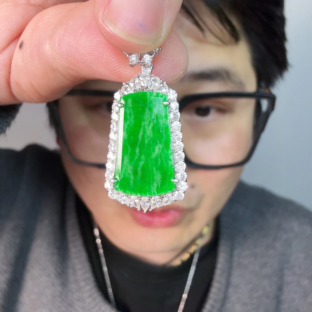 翡翠未镶嵌颈饰一件