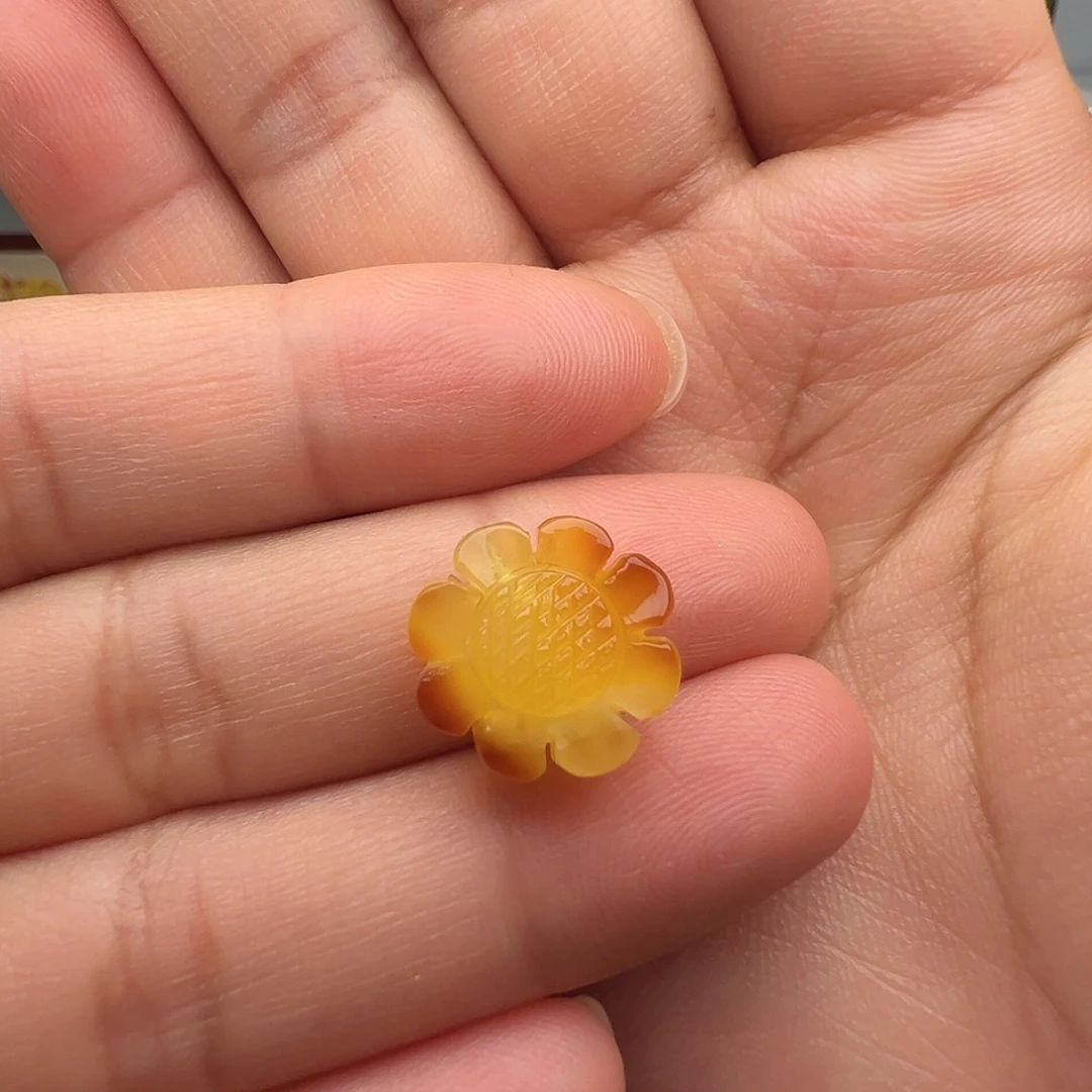 女***子蜜蜡未镶嵌颈饰太阳花
