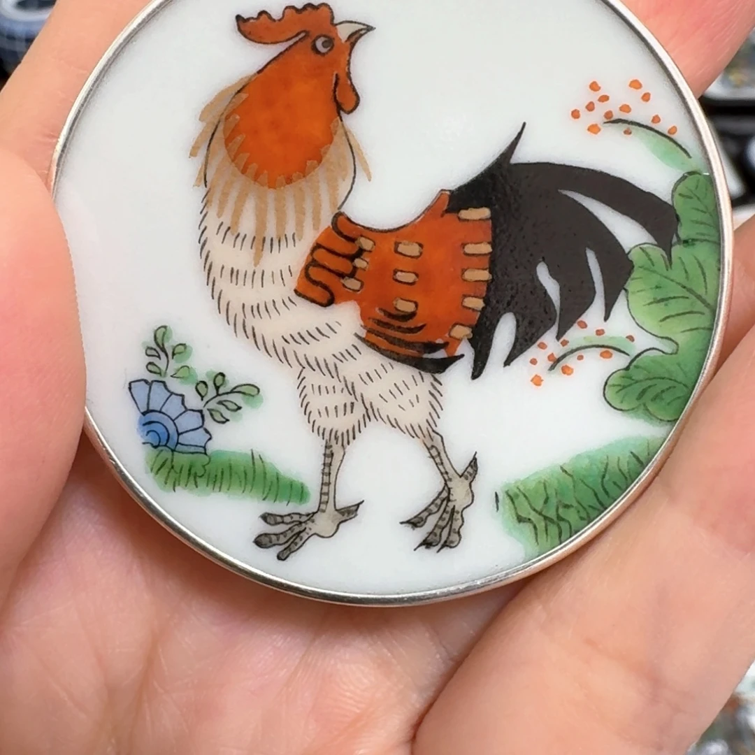 董****瓷片粉彩鸡包银挂件一个