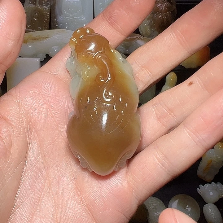 小***子和田玉（糖玉）未镶嵌颈饰