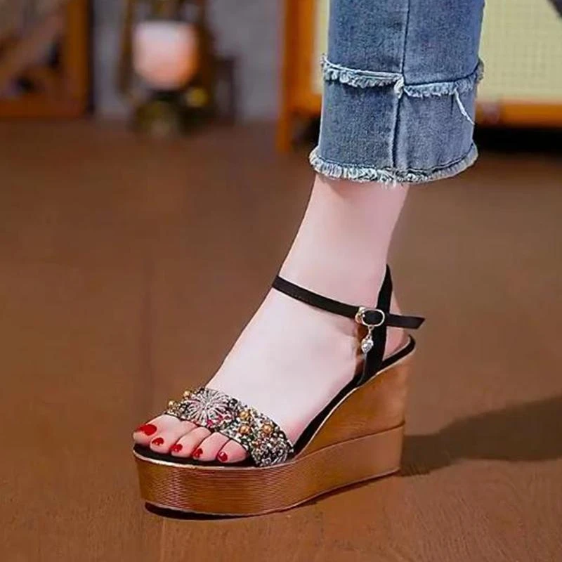 UHCK坡跟防水台凉鞋女2025年夏季新款时尚外穿水钻一字扣带露趾高