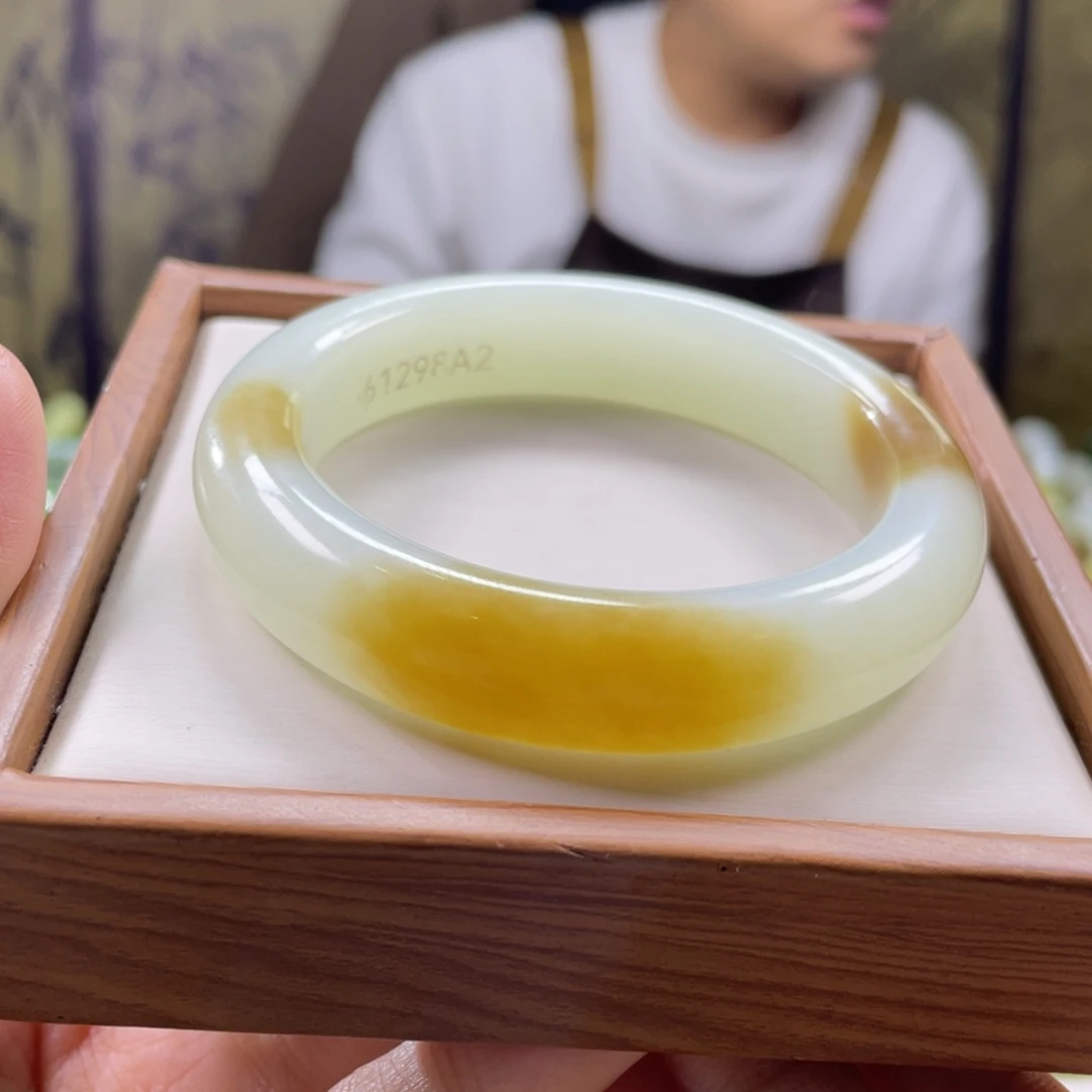 和田玉未镶嵌手镯56圈