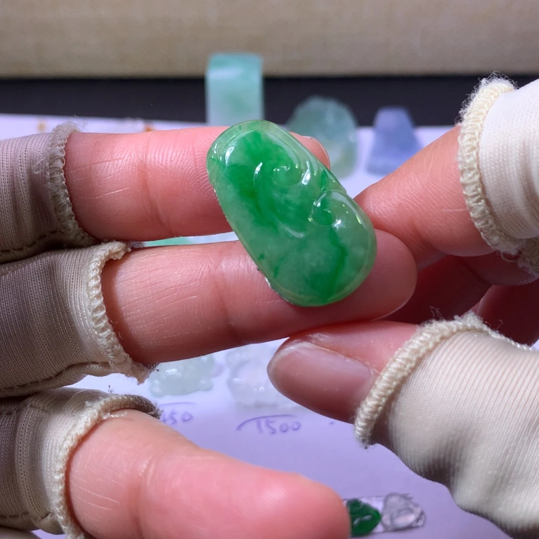 小***洲翡翠未镶嵌耳饰如意