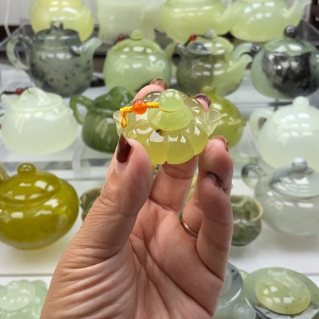蛇纹石玉未镶嵌壶
