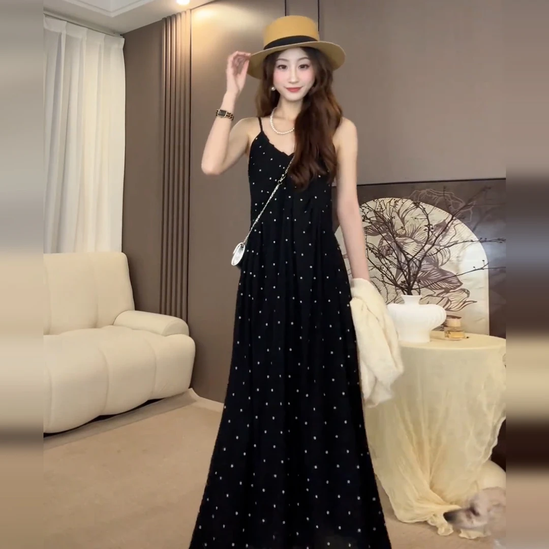 2025新款法式度假风长裙今年流行爆款黑色波点吊带连衣裙子女夏季