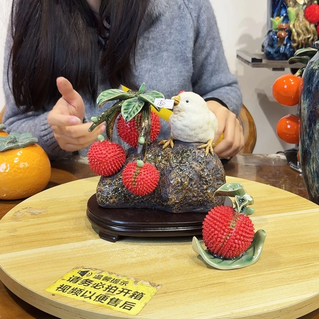陶瓷鸡仔荔枝摆件