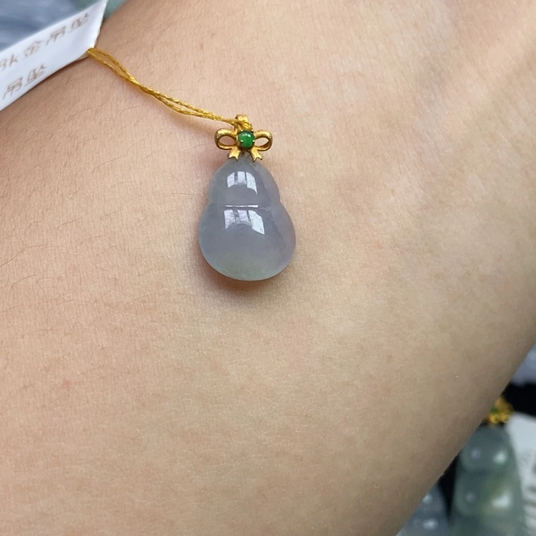 翡翠18K金镶嵌颈饰葫芦