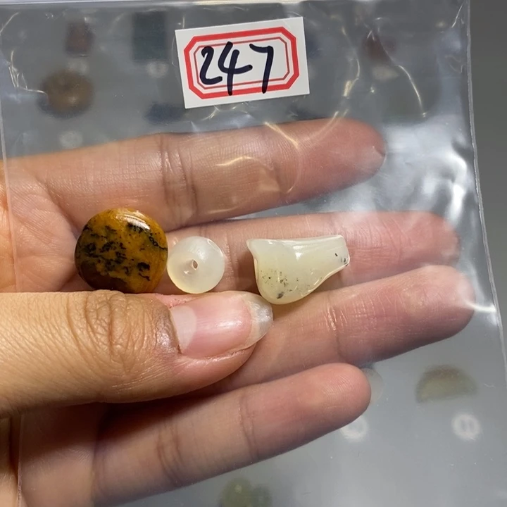 蛇纹石玉颈饰未镶嵌马**珏